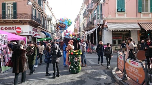 Bordighera: ultimi preparativi in vista della 'Befana Bordigotta', shopping ed intrattenimento per il lancio dei saldi