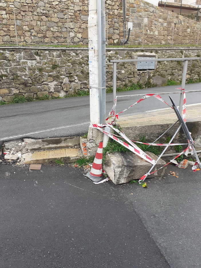 Sanremo: non ancora sistemata una pietra miliare divelta, la segnalazione con foto di un cittadino