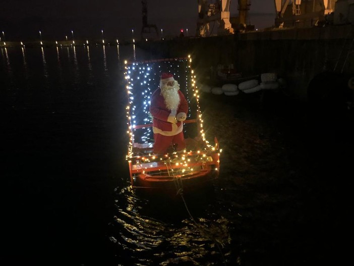 Imperia, festa in Calata Cuneo per Babbo Natale che arriva dal mare: distribuiti dolci a tantissimi bimbi (foto)