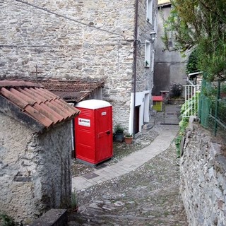 Pigna, bagno chimico vicino a un'attività ricettiva a Buggio: scoppia la polemica