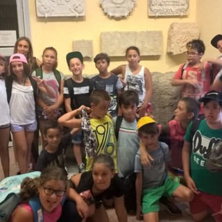 Ventimiglia: i bambini del centro estivo 'E-state Suore dell'Orto' in visita all'infopoint del centro storico