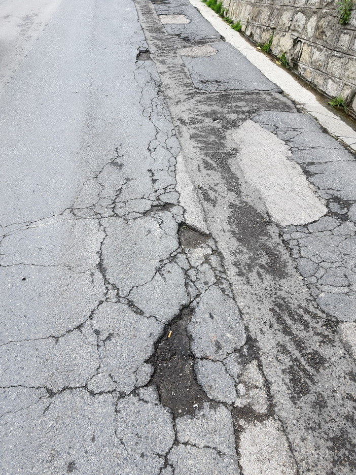 Sanremo: buche in strada Borgo Tinasso, la segnalazione con foto di un residente