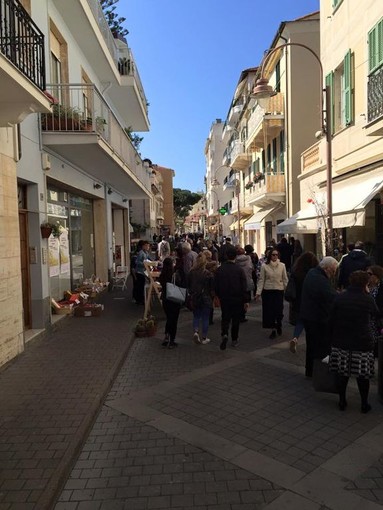 Questa domenica il mercatino di piccolo antiquariato &quot;Cose d'altri tempi&quot; in via Queirolo e sul lungomare di Arma di Taggia