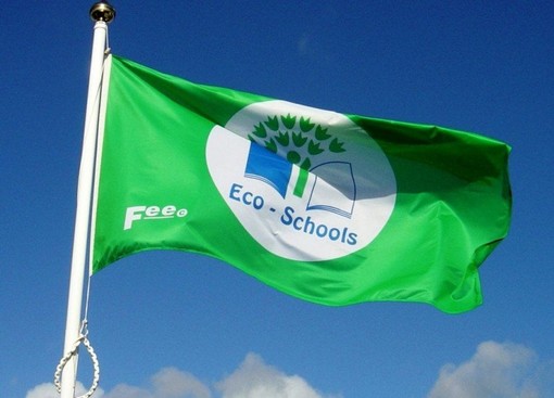 La Bandiera Verde sventola sui pennoni delle scuole dell’infanzia e primaria di Cervo