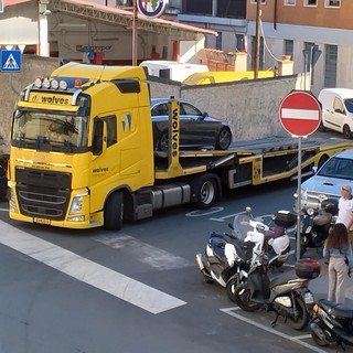 Imperia, bisarca manda in tilt il traffico in centro (video)