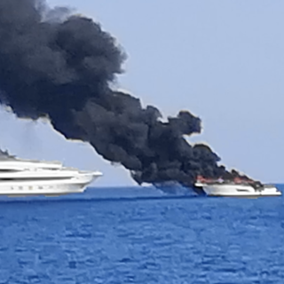 Imbarcazione a fuoco a largo tra Ospedaletti e Bordighera: mobilitazione di soccorsi (Foto e Video)