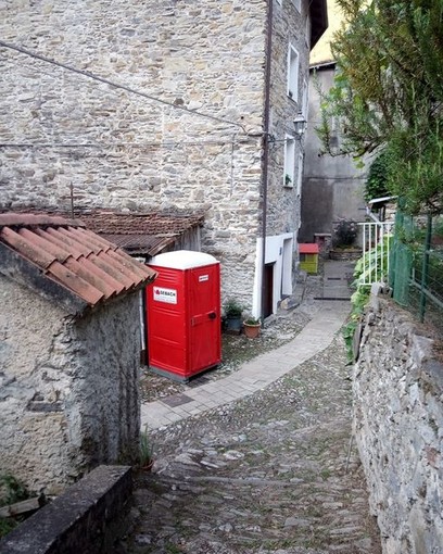 Pigna, bagno chimico vicino a un'attività ricettiva a Buggio: scoppia la polemica