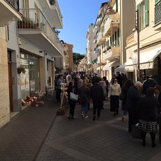 Questa domenica il mercatino di piccolo antiquariato &quot;Cose d'altri tempi&quot; in via Queirolo e sul lungomare di Arma di Taggia