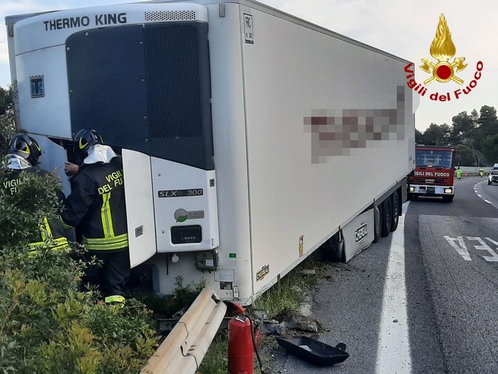 Bordighera, bilico perde il semirimorchio in autostrada: vigili del fuoco in azione (Foto)