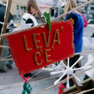 Taggia:  il gruppo di volontari di 'Levà C'è' al lavoro per un innovativo addobbo natalizio