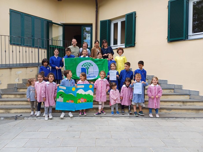 Triora, la primaria 'Padre Francesco Ferraironi'  premiata con la Bandiera Verde (foto)