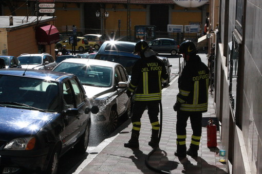 Sanremo: auto perde benzina dal serbatoio in via Verdi, intervento dei vigili del fuoco e della municipale