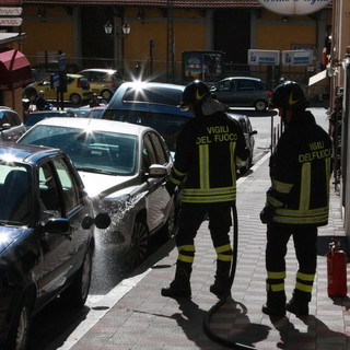 Sanremo: auto perde benzina dal serbatoio in via Verdi, intervento dei vigili del fuoco e della municipale