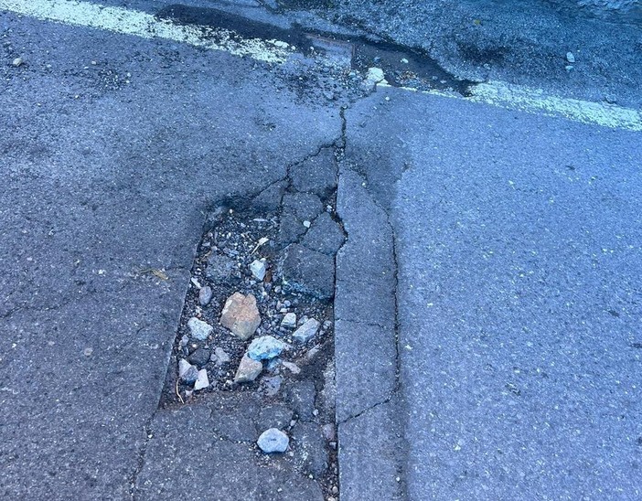 Strade colabrodo e piene di buche, Imperia Senza padroni pungola l'amministrazione