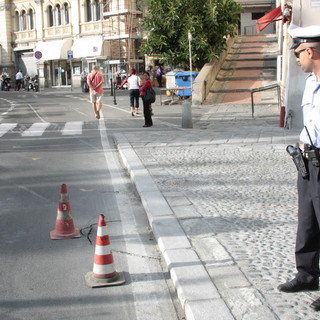 Sanremo: l'asfalto cede da piazza Muccioli, segnalato pericoloso avvallamento