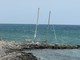San Lorenzo al Mare, il forte vento  scaraventa una barca sugli scogli