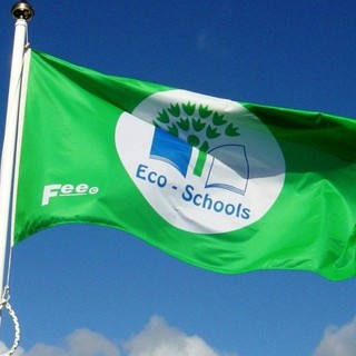 La Bandiera Verde sventola sui pennoni delle scuole dell’infanzia e primaria di Cervo