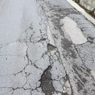 Sanremo: buche in strada Borgo Tinasso, la segnalazione con foto di un residente