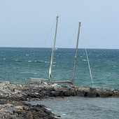 San Lorenzo al Mare, il forte vento  scaraventa una barca sugli scogli