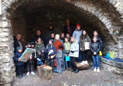 Castelvittorio: la Befana sfida la pioggia e porta i dolci ai bambini