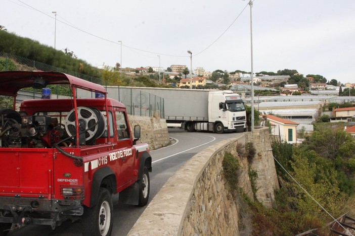 Sanremo: bilico rimane incastrato in via Val d'Olivi, intervento dei pompieri e della polizia municipale