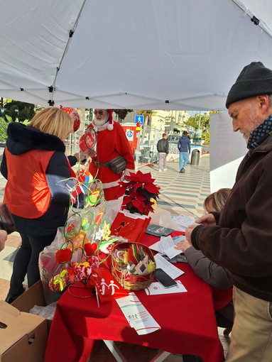 Sanremo: Babbo Natale in visita al banchetto dei volontari AIL in corso Imperatice