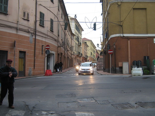 Imperia: stato di pulizia su via Cascione, lettrice rivolge qualche domanda al Comune