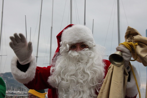 Ventimiglia: questo pomeriggio in via Cavour, shopping e merenda assieme a Babbo Natale