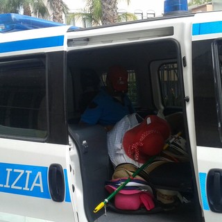 Diano Marina: blitz della Polizia Municipale contro l'abusivismo. Sequestrati 600 accessori di abbigliamento