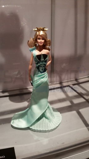 Barbie, icona di stile da più cinquant'anni, sfila a Roma al Complesso del Vittoriano (foto)
