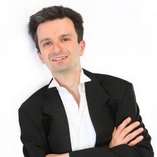 Domani al Teatro del Casinò, l'orchestra Sinfonica di Sanremo si esibirà con il celebre pianista genovese Andrea Bacchetti