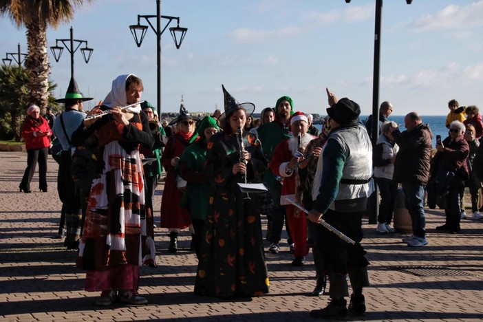 San Bartolomeo al Mare: successo per la Befana vien dal mare con la Banda città di Alassio (foto)