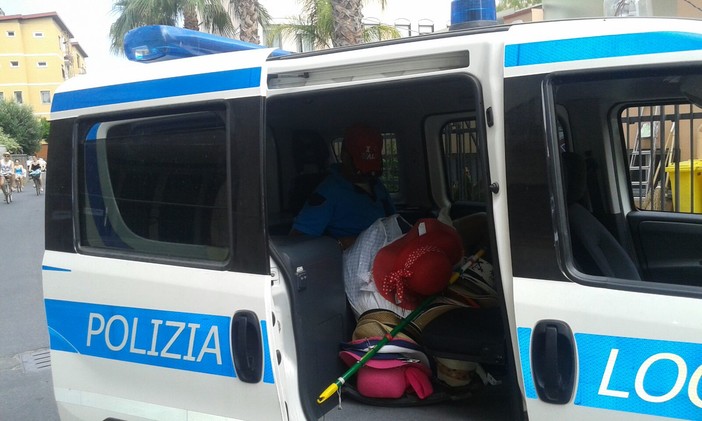 Diano Marina: blitz della Polizia Municipale contro l'abusivismo. Sequestrati 600 accessori di abbigliamento