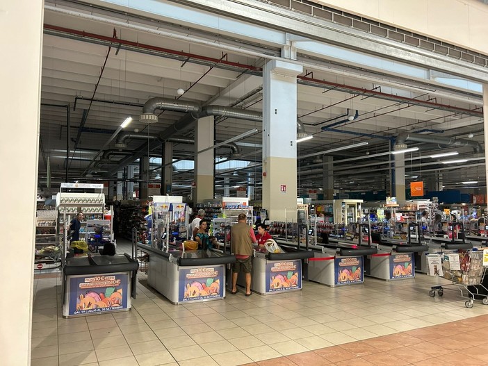 Maltempo ad Arma di Taggia, il supermercato Spazio Conad rimane al buio per diversi minuti (Foto)