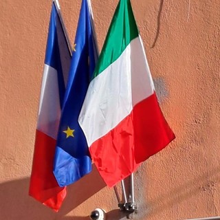 Convenzione Ventimiglia-Mentone: bandiere italiana, francese ed europea spuntano sulla facciata della scuola