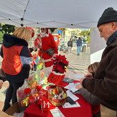 Sanremo: Babbo Natale in visita al banchetto dei volontari AIL in corso Imperatice