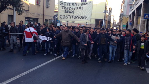 Imperia: corteo di protesta sotto al Comune, liberato il casello autostradale ad Oneglia ma tornano i blocchi in viale Matteotti