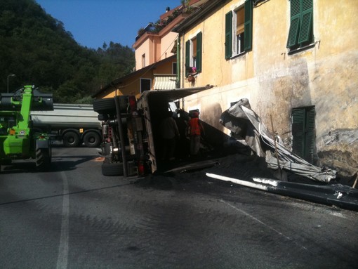 Cadibona: si ribalta camion di carbone. Disagi alla circolazione e polemiche