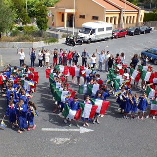 Ai ragazzi dell’Istituto Comprensivo di Riva ligure e S. Lorenzo al mare, consegnata la Bandiera italiana