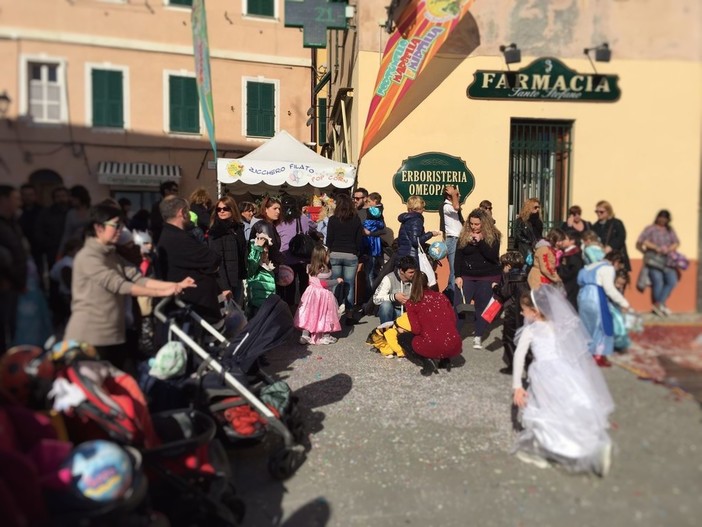 Santo Stefano al Mare: grande successo per l'atteso &quot;Carnevale in piazza&quot; con giochi, musica e tanti dolci