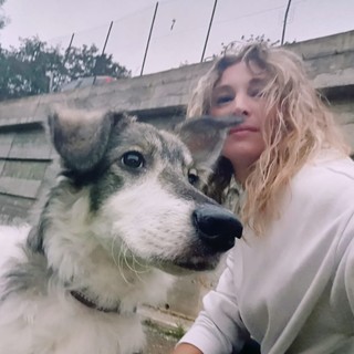 La cagnolina Luna con una volontaria