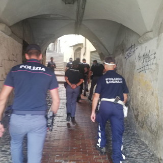 Sanremo: maxi servizio di controllo di Polizia e Municipale, 68 persone identificate e case dormitorio fatiscenti