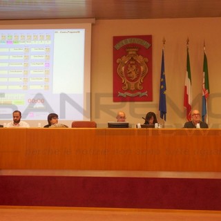 Ventimiglia: al centro del caldo consiglio comunale di ieri sera le aiuole di piazza Coppo e l’approvazione dell’accordo per la passerella