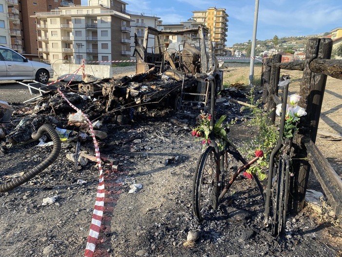 Incendio camper ad Arma di Taggia: rose e una lettera sui resti della sedia a rotelle di Eliana Crema