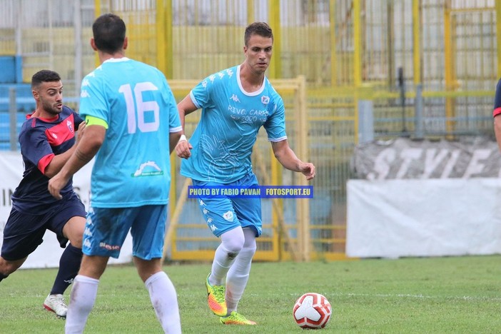 Alex Gagliardini in azione: il difensore è simbolo del reparto arretrato biancoazzurro (foto Fabio Pavan)