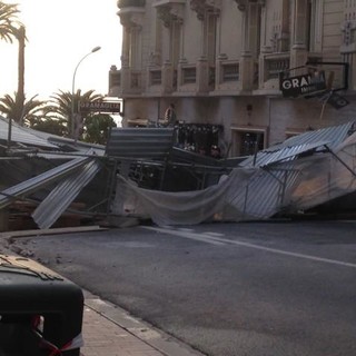 (immagine pubblicata dal sito di Nice Matin http://www.nicematin.com/faits-divers/un-impressionnant-accident-de-chantier-a-lhotel-de-paris-8697)