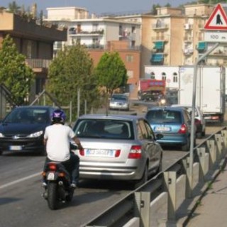 Lunghe code tra Ventimiglia e Bordighera: traffico paralizzato per autobus guasto
