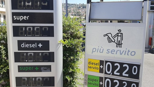 Imperia, caro benzina: il carburante supera la soglia dei 2 euro al litro
