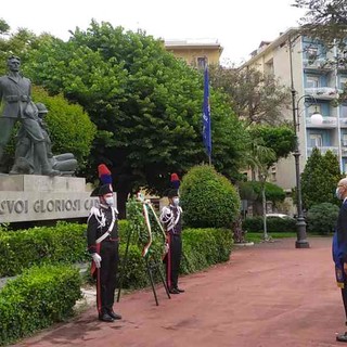 Imperia: cerimonia del 2 giugno in piazza della Vittoria, deposta una corona d'alloro davanti al monumento dei caduti (foto e video)