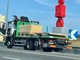 Il camion fermo sul ciglio dell'autostrada dopo l'impresa